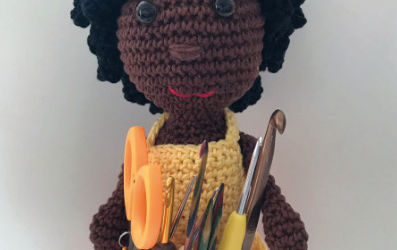 Boneca porta agulha de croche