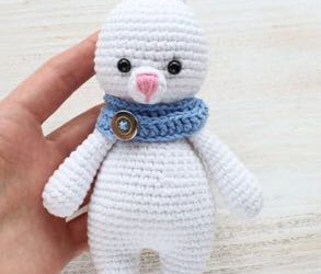 Coelho com Cachecol Amigurumi