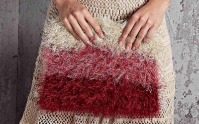 Bolsa Cluch Listrada de Crochê