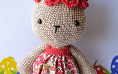 Coelha com coroa de flores