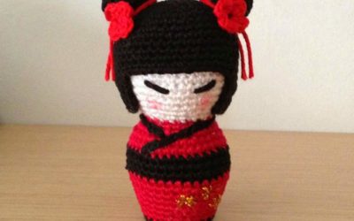 Boneca Kokeshi Amigurumi