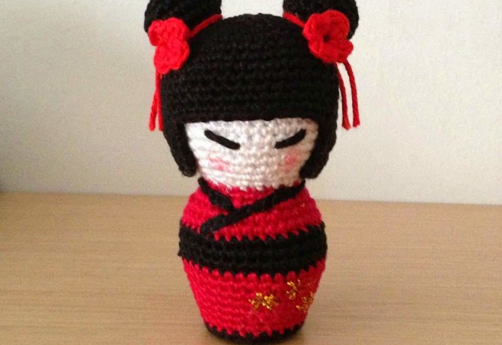 Boneca Kokeshi Amigurumi