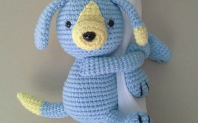 Cachorrinho Abraça Cortinas – Croche Uma Arte