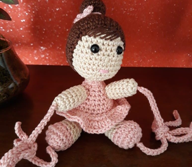 Boneca Bailarina Trava Porta – Croche Uma Arte