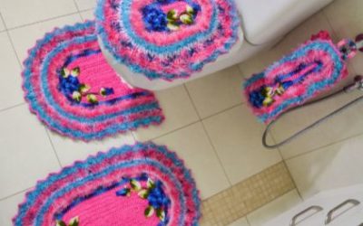 JOGO DE BANHEIRO MULTICOLORIDO COM FLORES AZUIS