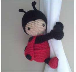 Joaninha Abraça Cortinas Amigurumi