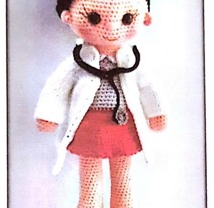 Boneca Médica Amigurumi