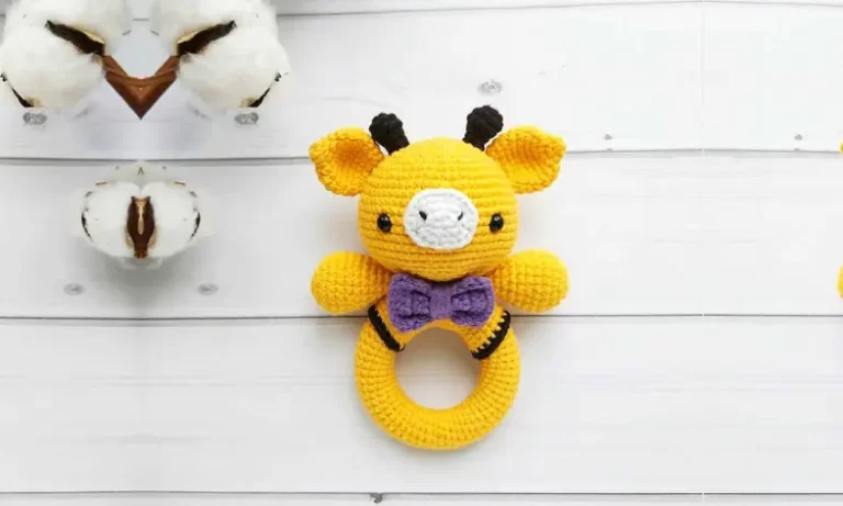 Chocalho Girafa de Gravata Amigurumi