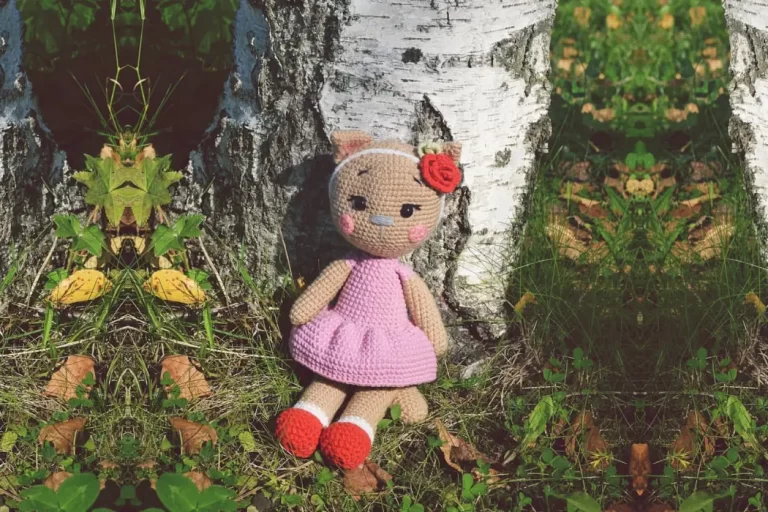 A Senhorita Gatinha Amigurumi é uma receita passo a passo para criar uma adorável bonequinha de crochê no formato de gatinha. Com instruções detalhadas e ilustrações cuidadosas, você será guiado em cada etapa do processo, desde a escolha do material até a finalização dos detalhes. Com esta receita, você poderá criar uma linda peça de decoração ou um presente especial para alguém querido. A Senhorita Gatinha Amigurumi é um projeto divertido e gratificante para crocheteiros de todos os níveis de habilidade.