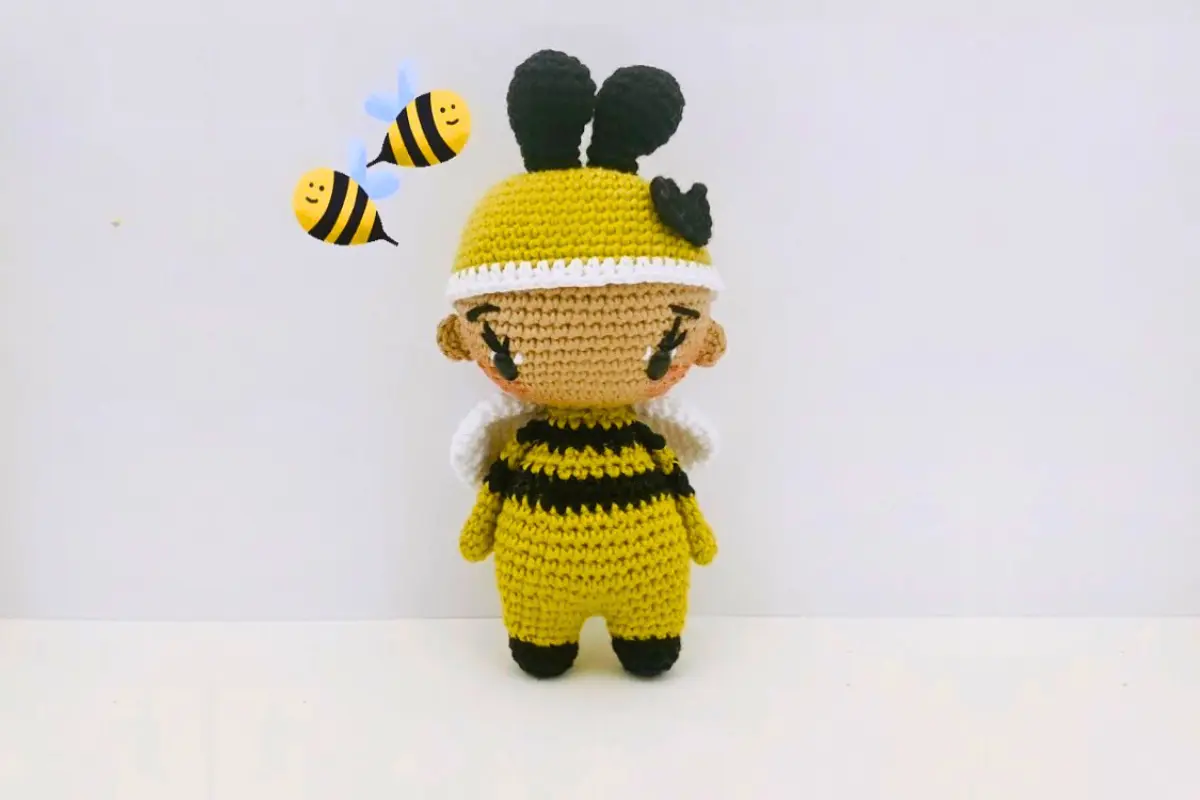 Boneca Lia e Abelha Amigurumi