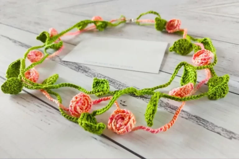 Joia Colar de Rosas em Crochê