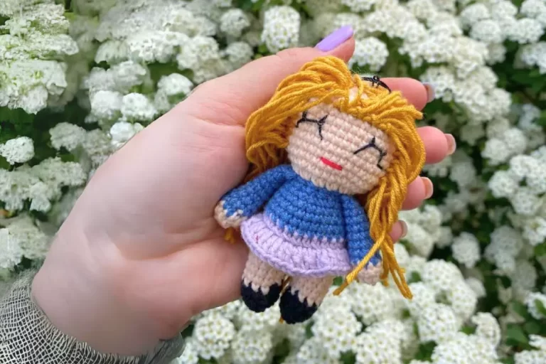 Mini Boneca Loira Amigurumi