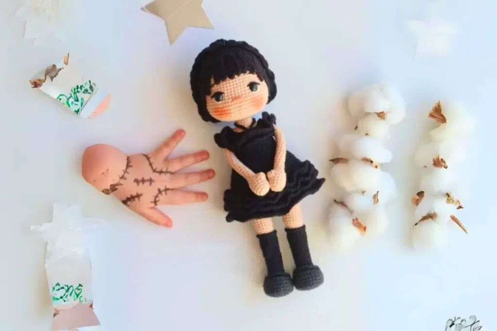 Boneca Wandinha Amigurumi