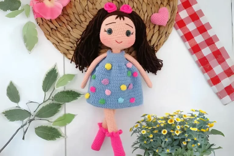 Boneca Vestido de Bolinhas Coloridas Amigurumi (2)