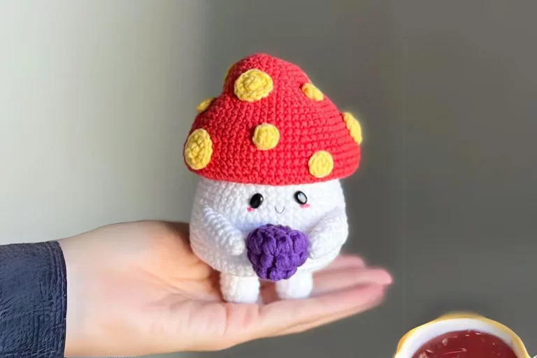 Cogumelo Comendo Amoras Amigurumi