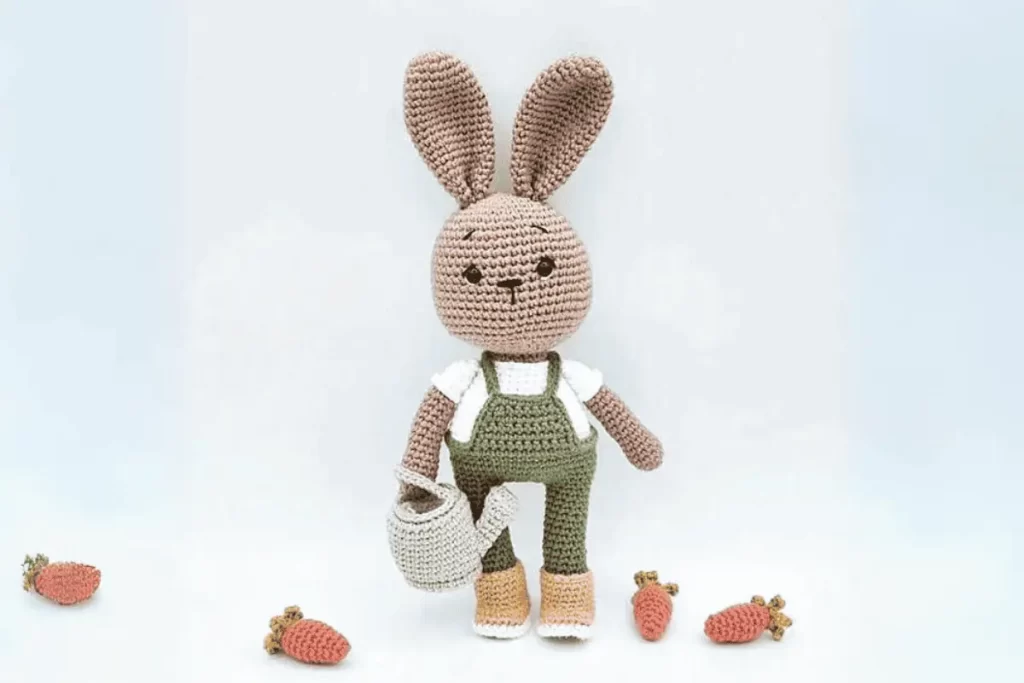 Coelho Jardineiro Amigurumi