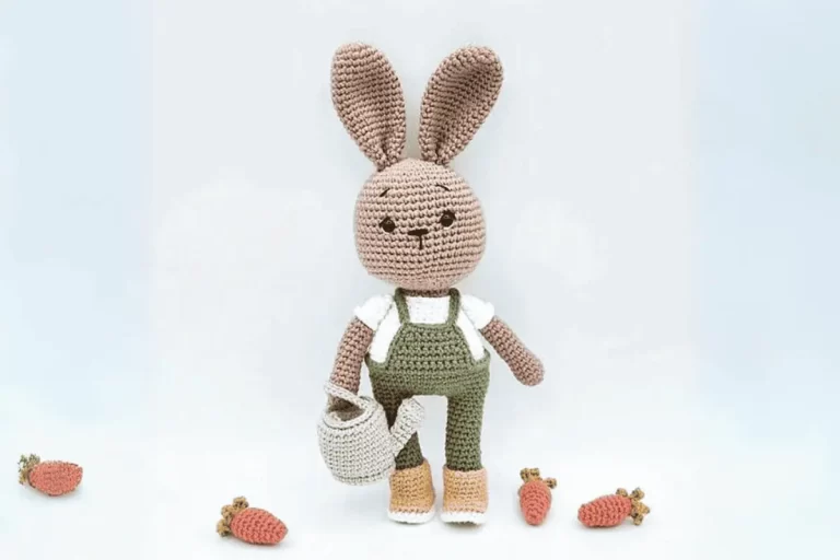 Coelho Jardineiro Amigurumi