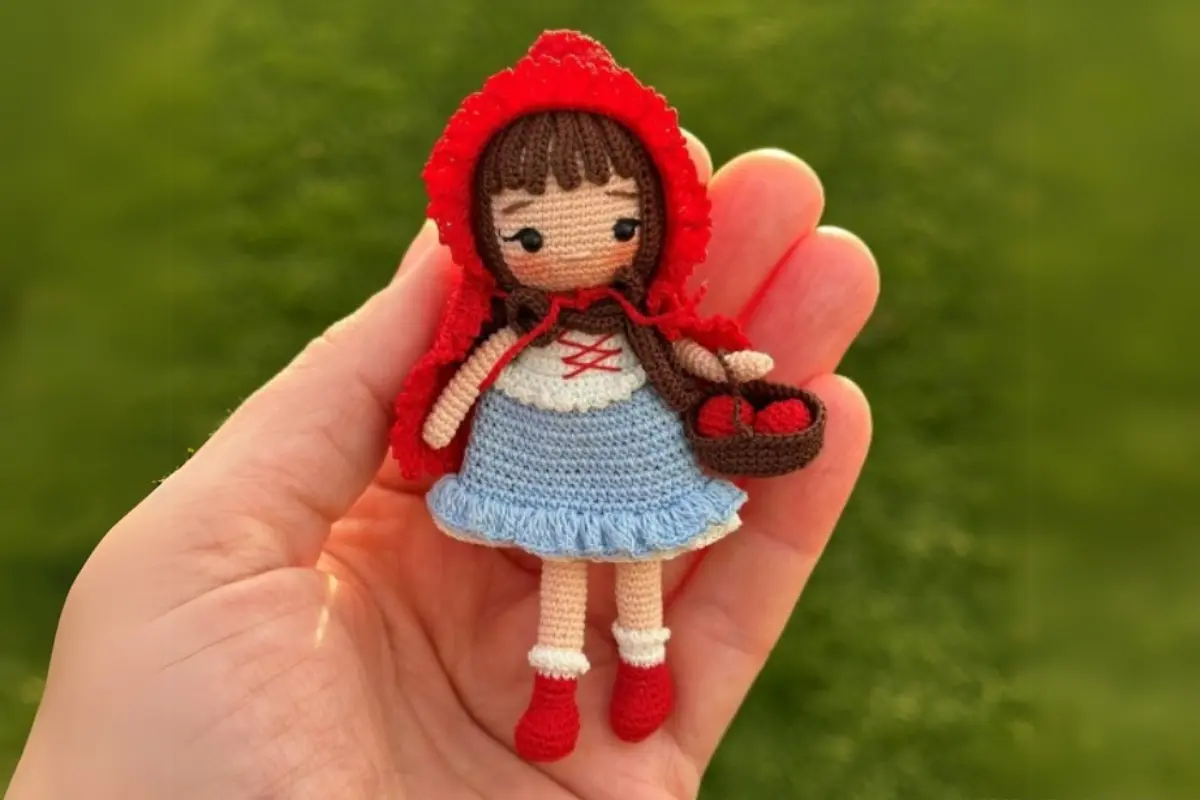 Boneca Mini Chapeuzinho Vermelho Amigurumi