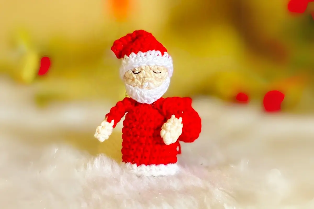 Mini Papai Noel com Saco Amigurumi