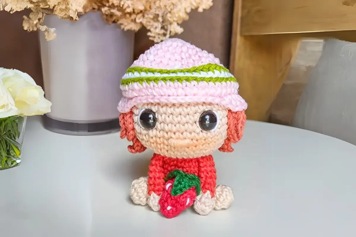 Menina Morango Amigurumi