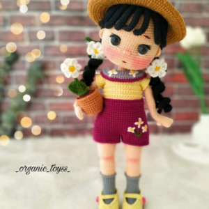 Boneca Jardineira com Flores