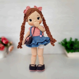 Boneca com Tranças e Saia Azul