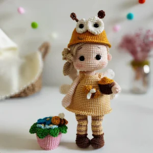 Receita Boneca Abelhinha com Vaso de Flores Amigurumi PDF