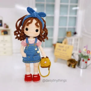 Receita Boneca Jardineira com Flores Amigurumi PDF