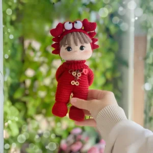 Receita Bonequinho Fantasiado de Dragão Vermelho Amigurumi PDF