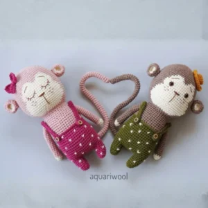 Receita Kit 2 Macaquinhos com Jardineira Amigurumi PDF