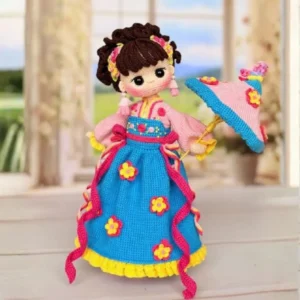 Boneca oriental em amigurumi com vestido azul e rosa, flores coloridas e sombrinha rosa