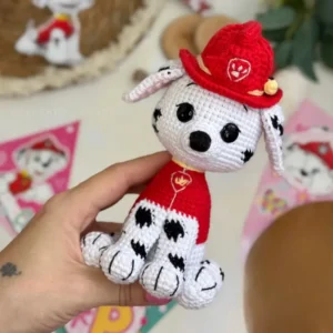 Cachorrinho bombeiro em amigurumi branco com manchas pretas, roupa e capacete vermelhos