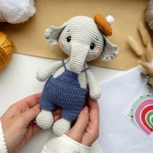 Receita Elefantinho com Jardineira Azul e Boina em Amigurumi PDF