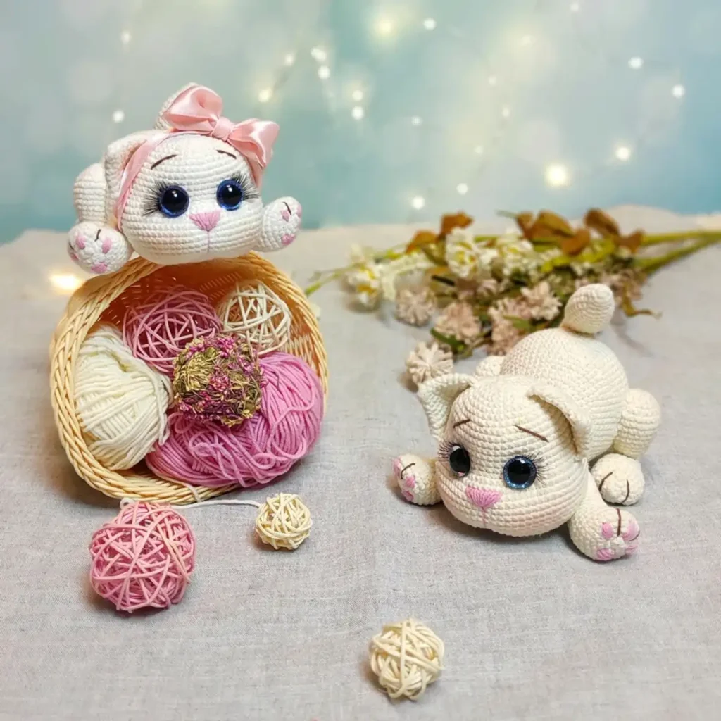 Gatinha branca em amigurumi com laço rosa e patinhas delicadas