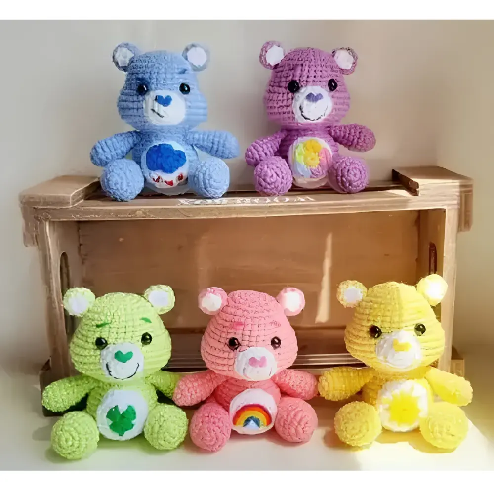 Cinco ursinhos coloridos em amigurumi nas cores amarelo, rosa, azul, verde e lilás
