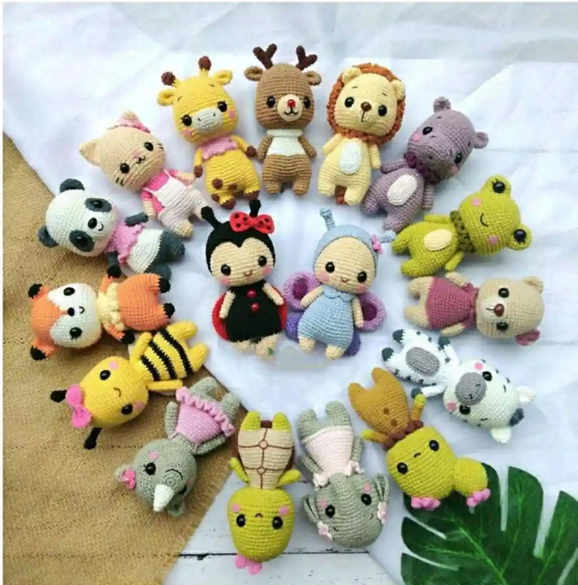 Coleção de bichinhos em amigurumi com girafa, leão, panda, sapo, rena, abelha e outros animais