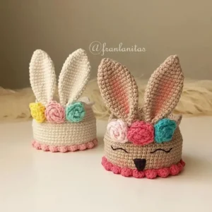 Dois cestinhos coelhinho em crochê com orelhas compridas e flores coloridas