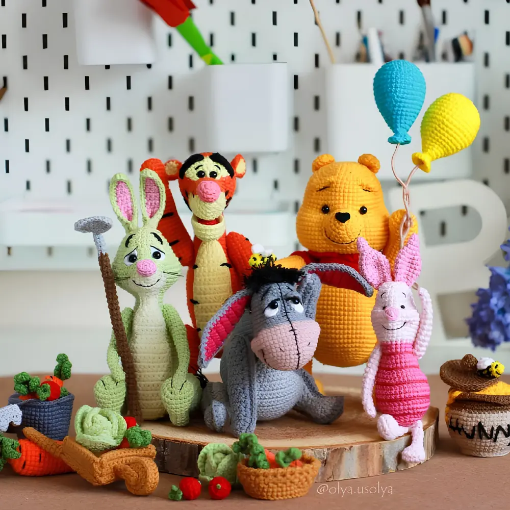 Cinco personagens em amigurumi inspirados em Ursinho Pooh, Tigrão, Ió, Leitão e Coelho